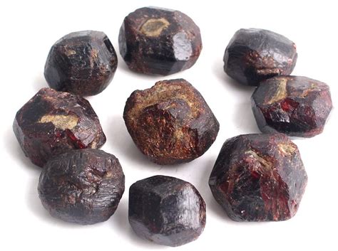 石榴屬性|【石榴石｜Garnet】功效｜ 禁忌｜顏色種類｜ 五行屬性｜寓意